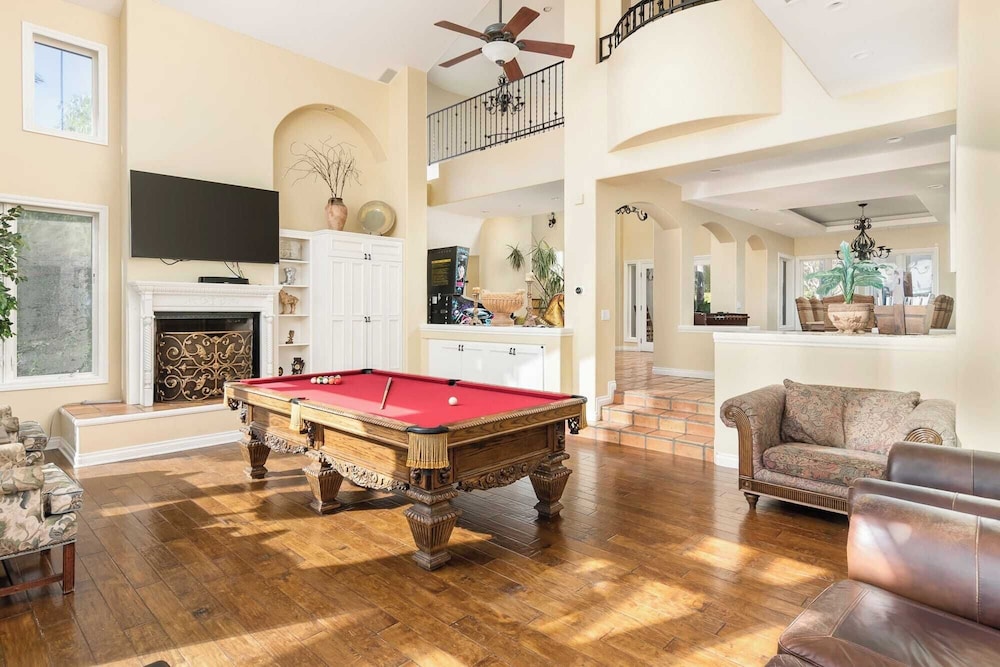 Two Estates w/ Pools, Hot Tubs, Game Rooms, Valley Views & Tennis Court Near Beaches & Wineries