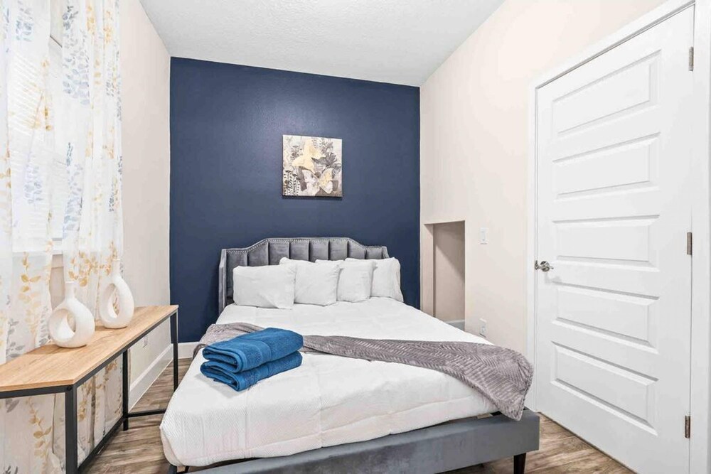 Super Epic- Sleeps 32 TWO Separate Townhomes