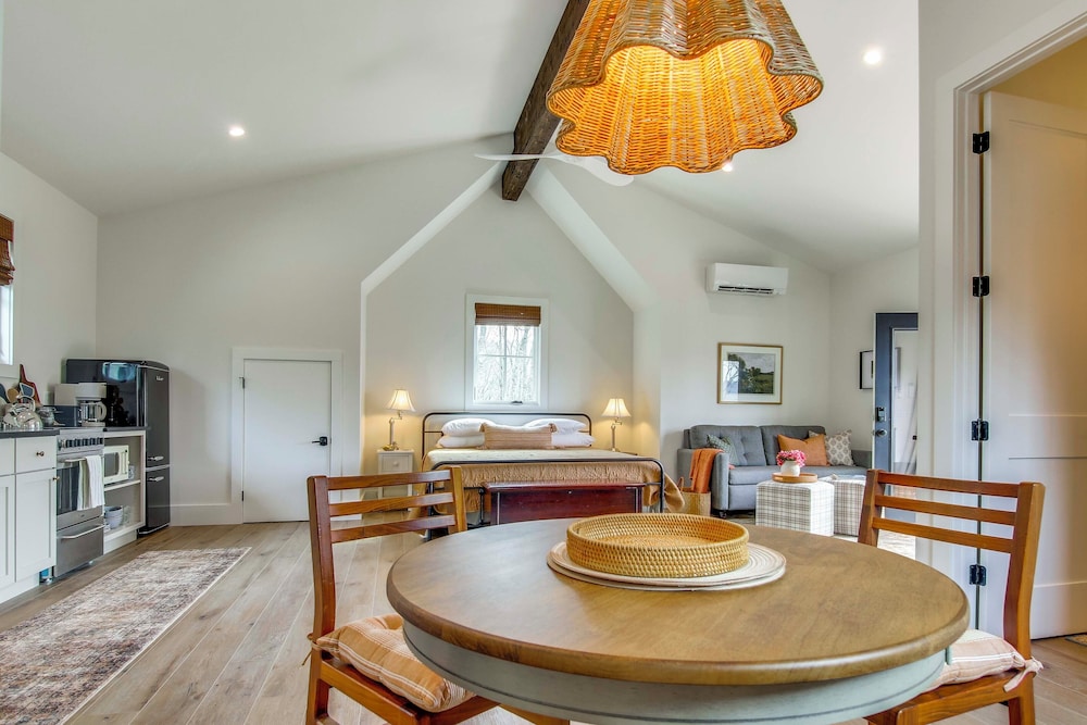 Modern Mountain-view Gem w/ Deck in Glenville