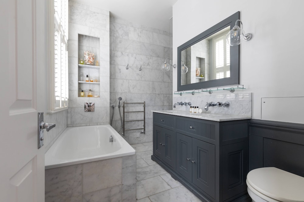 Granard Road by Onefinestay