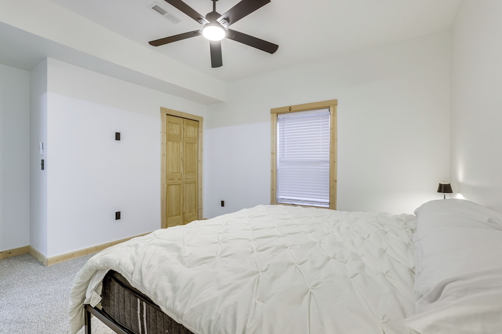 Mtn Cabin w/ Hot Tub + Game Room in Mchenry