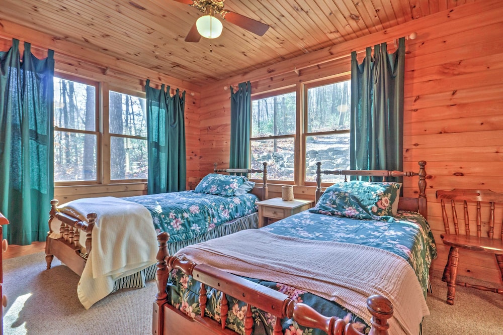 Highlands Cabin w/ Forest Views < 4 Mi to Cashiers