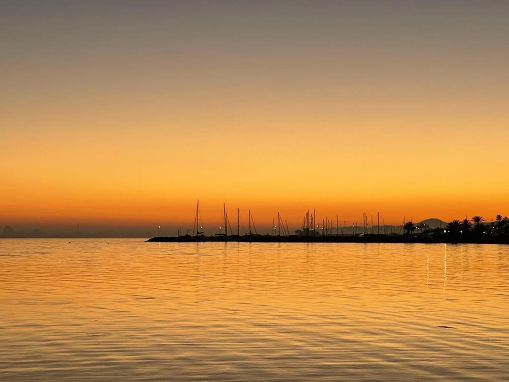 Outstanding 2 bed Apartment With Rooftop sea Views
