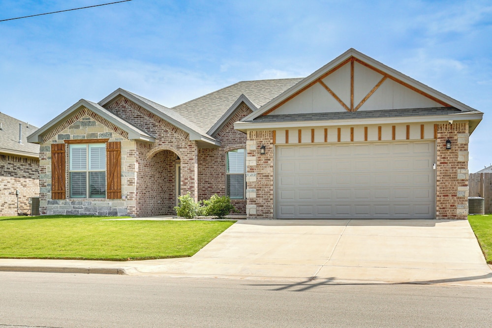 8 Mi to Texas Tech: Spacious Lubbock Home