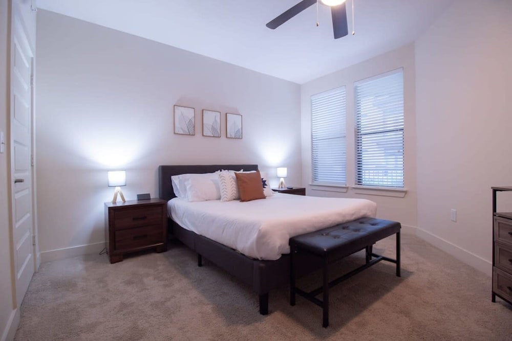 Revive Tanglewood Stunning 2BR in Uptown Houston
