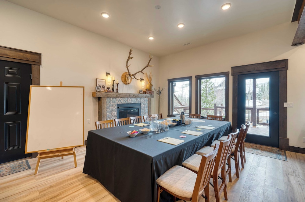 Winterhaven Estate by Avantstay Sleeps 19 Guests Mountain Compound w/ Views, Firepit, Hot Tub