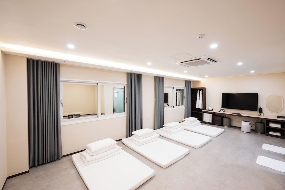 VAVANT TOURIST HOTEL