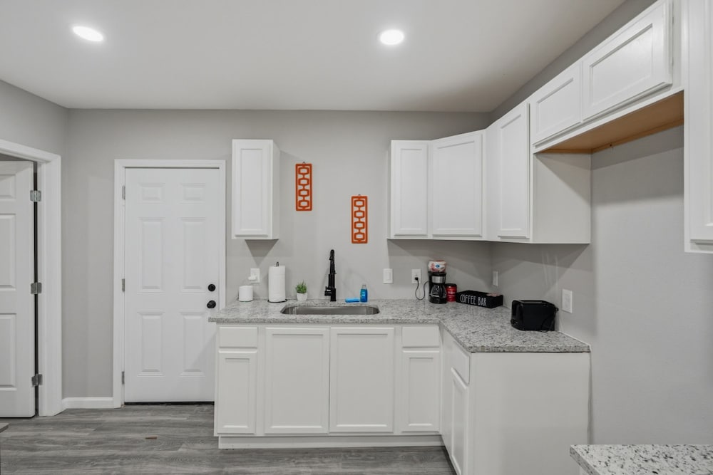 Spacious 3BR Retreat Near Downtown River Walk