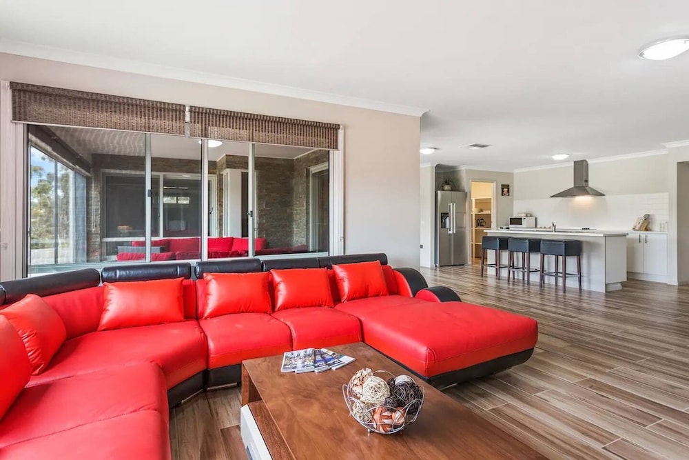 Unwind Bulla Hill Heights Retreat