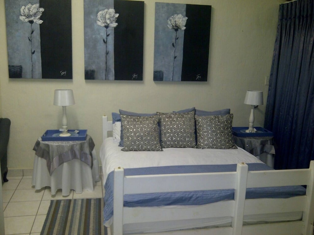 Tranquil Beach House in Southbroom Are, Marina Beach, With Stunning Lagoon Views