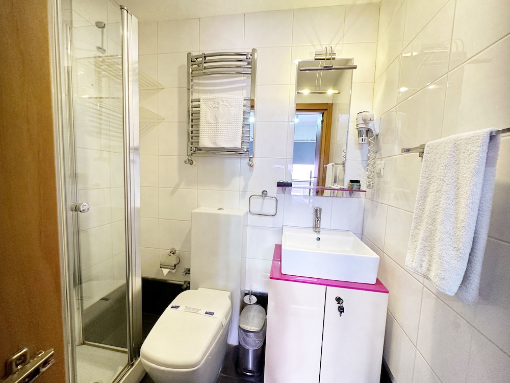 Black Art Otel - Image 44