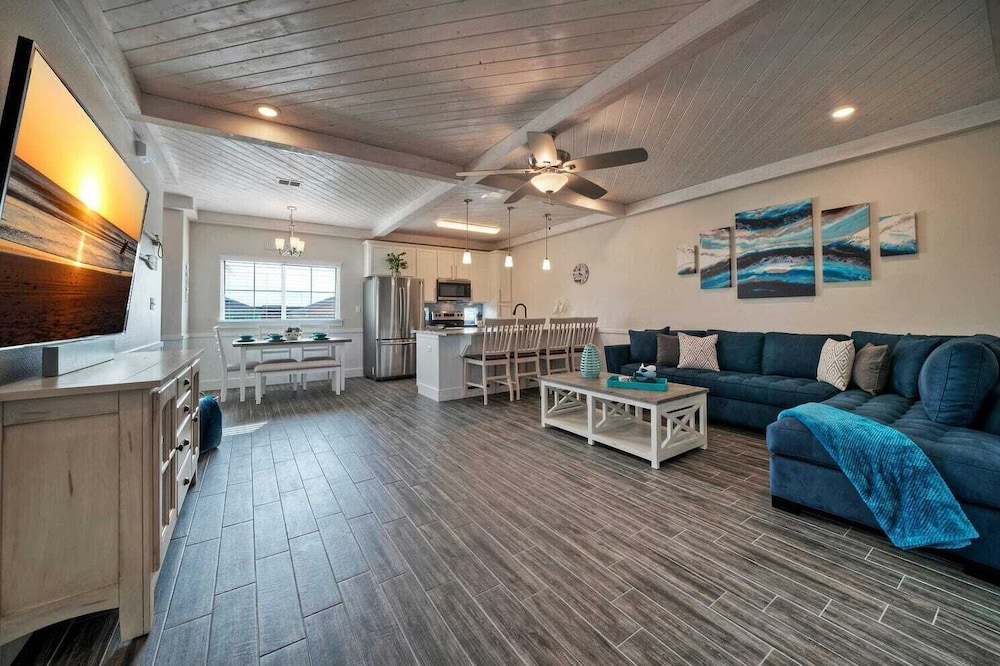 Sleeps 33! 4 Condos, Walk to the Beach, Resort-style Pool, Endless Summer Resort