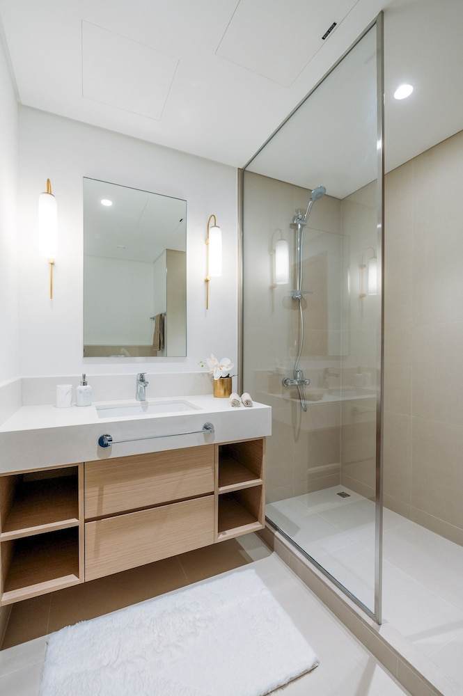 Elegant Stay: Balcony & Stunning Dubai Creek Views