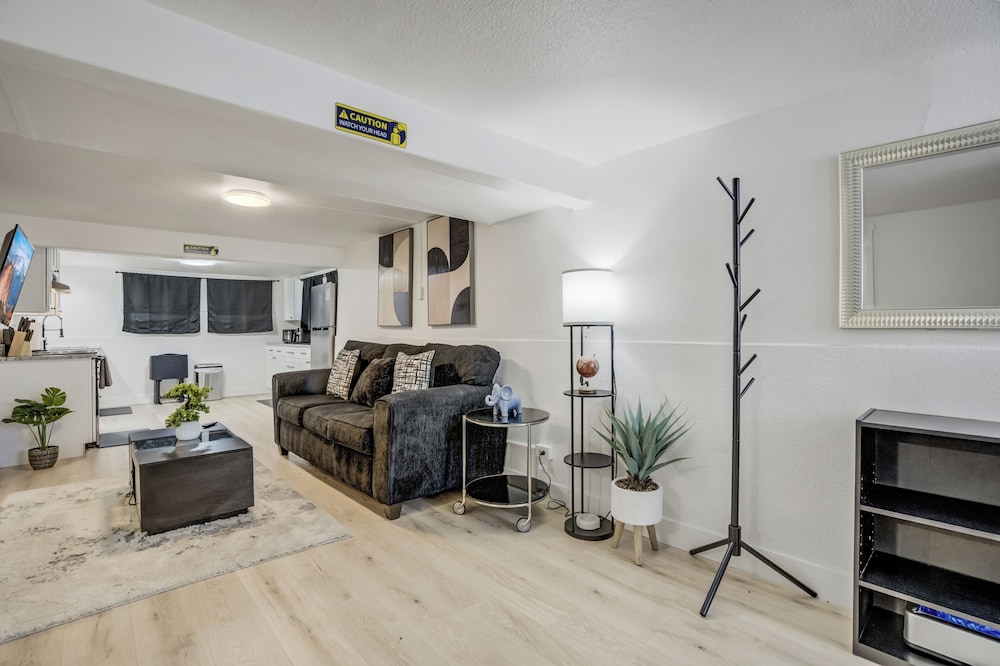1318 E Pikes Peak