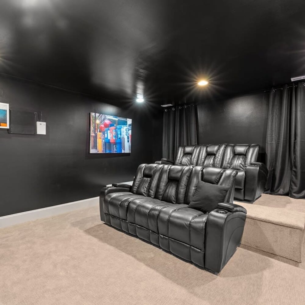 Luxurious 8 Bed Retreat State of the Art Theater
