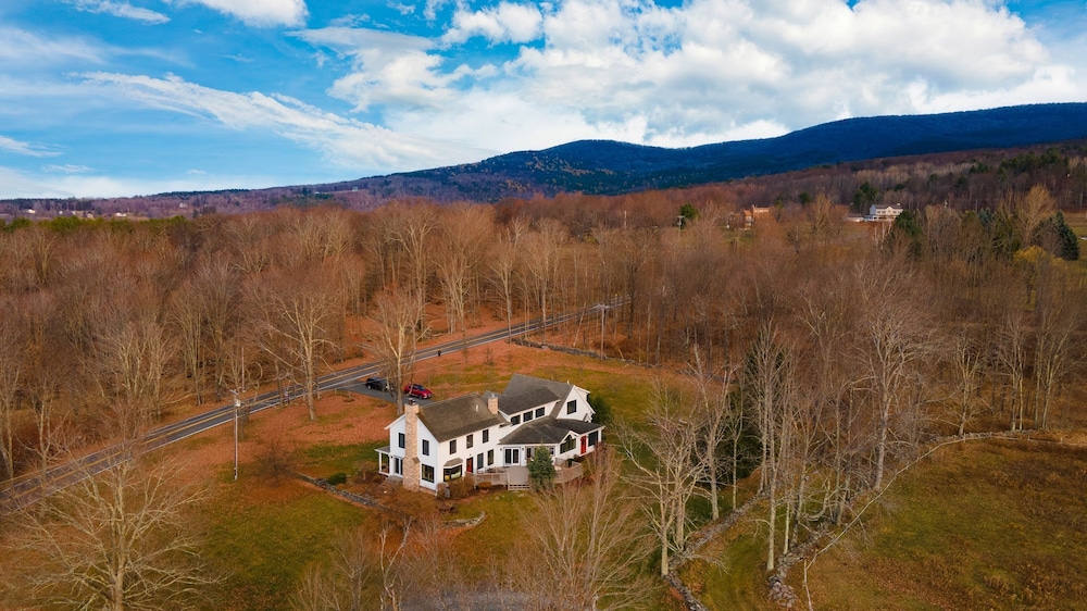 West Settlement Ranch by Avantstay Hudson Valley Escape Firepit Patio Yard