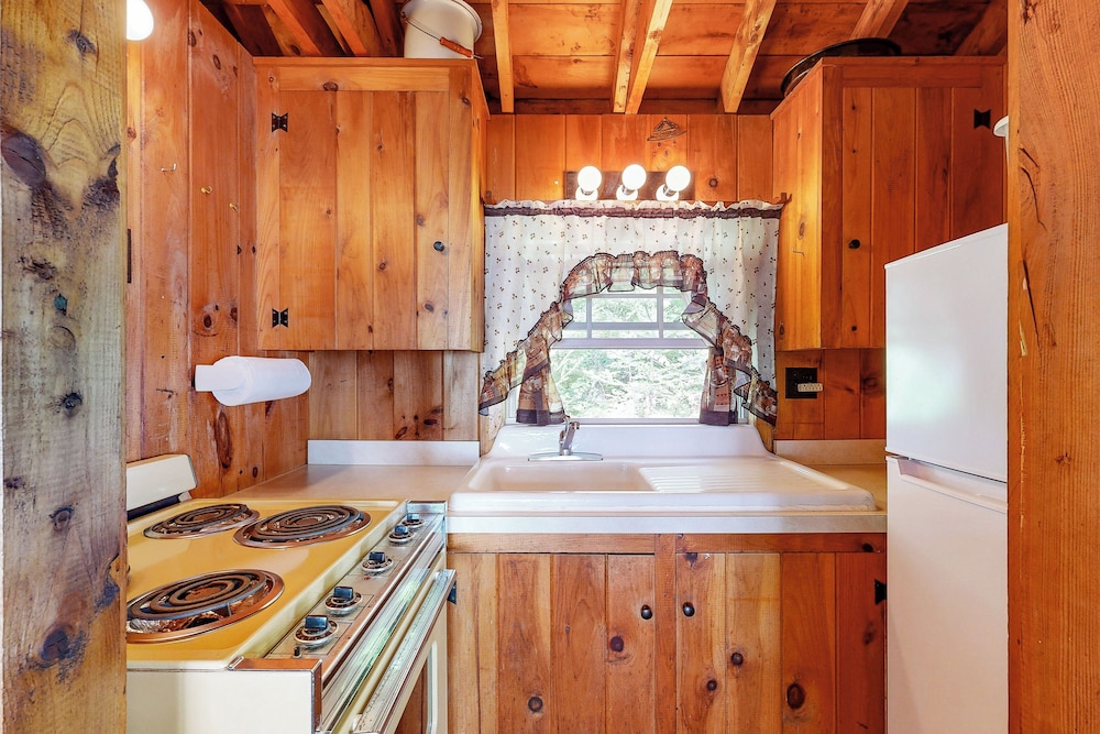 Cozy 1BR Cabin w/ Landscape Views