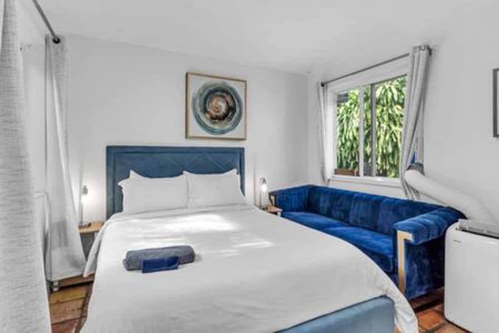 427 NE 107th Studio 6BR 3BA 7 Beds Pool Parking 2 Kitchen