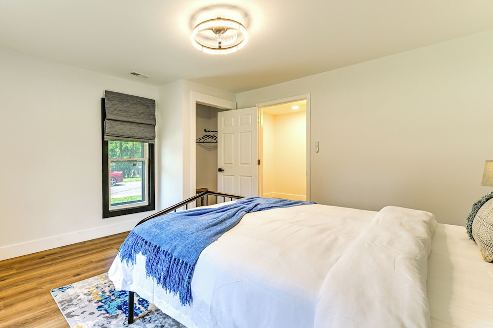 Weekend Getaway in Cornelius: Walk to Dining!