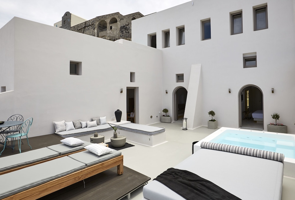 White and Co. La Torre Suites