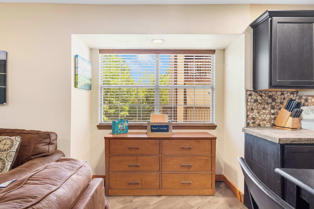 Cozy Timbers Charming Condo for 6 With Resort-style Amenities