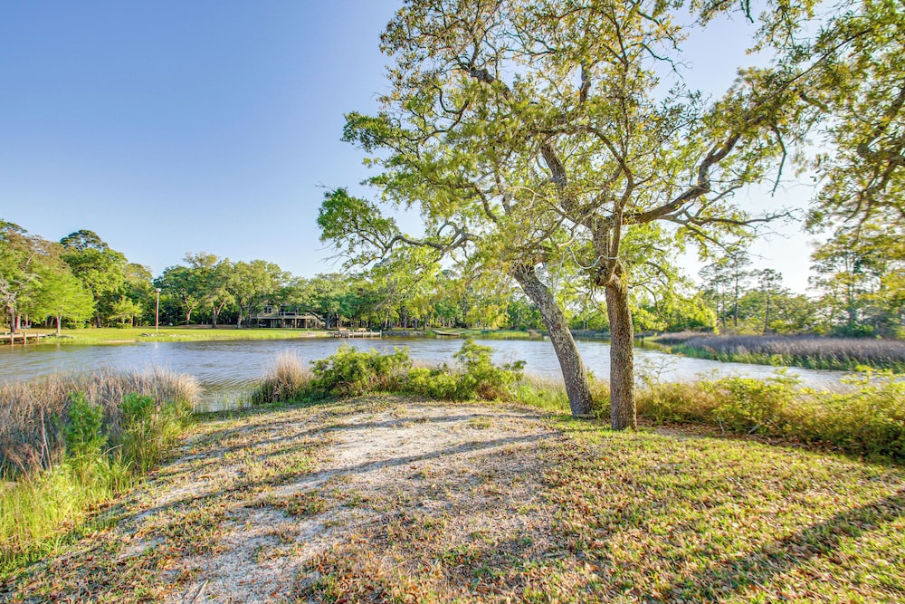 Bayfront Haven: Group Getaway in Milton!