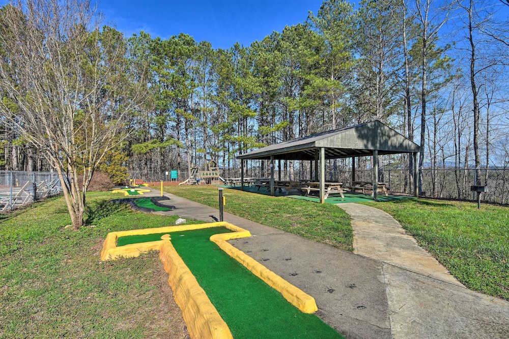 3 Mi to Dtwn Ellijay: Tree-lined Cabin w/ Deck!