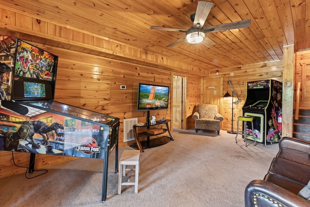Triple Mountain View Stunning 4 BDR Cabin w/ Private Hot Tub, Game Room