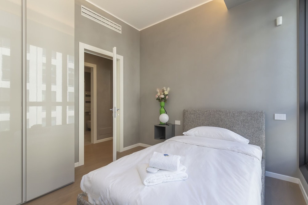 San Babila Central Tower by Rentopolis - High-end 1bdr with panoramic terrace overlooking Duomo