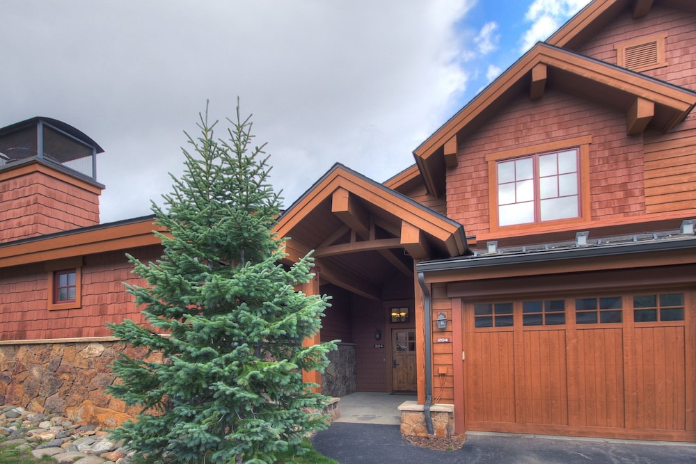 Vaulted Ceilings+rustic Luxury 2 Blocks To Main St- Sleeps 6 2 Bedroom Townhouse by RedAwning