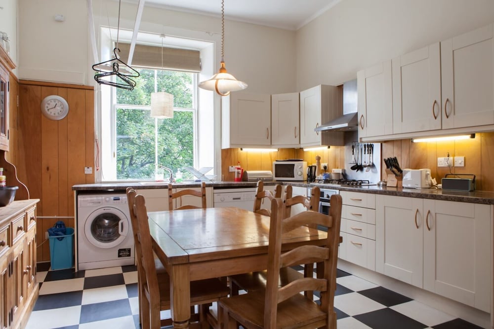 Amazing 4 Bedroom Apartment Just Off The Meadows