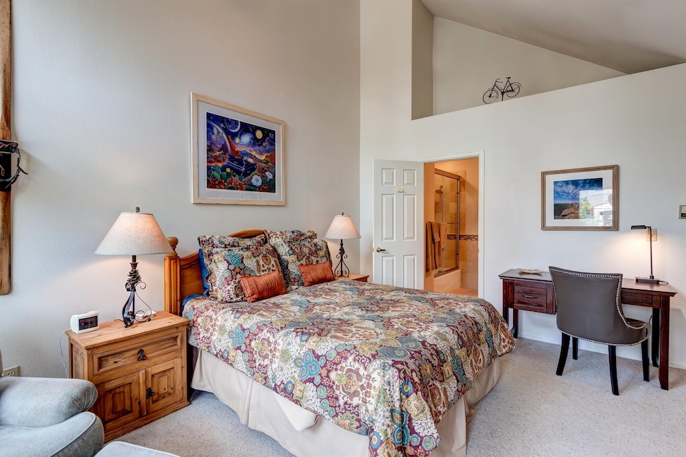 Pine Creek Lodge 3 Bedroom Townhouse by RedAwning