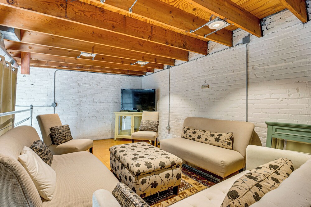 Walk to Huntington Center: 5,000-sq-ft Dtwn Apt