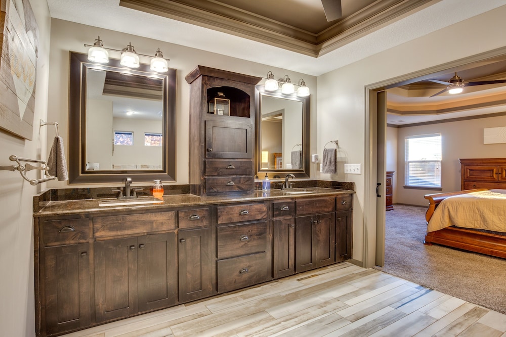 Luxe Missouri Getaway w/ Hot Tub  Fire Pit! - Property Image 5