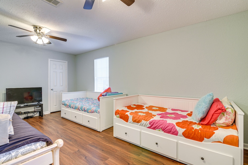 Convenient Galveston Home < 1 Mi to Beach!