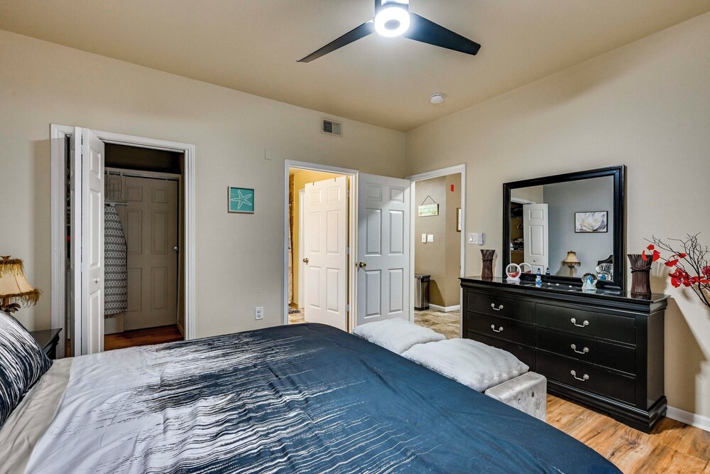 4 Mi to Clearwater Beach: Apt w/ Community Pool!