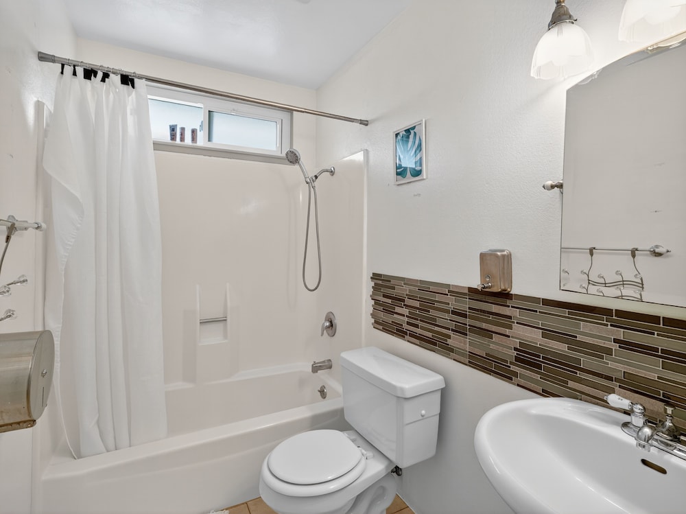 Coastal Escape With Private Mini Golf 4 Bedroom Home