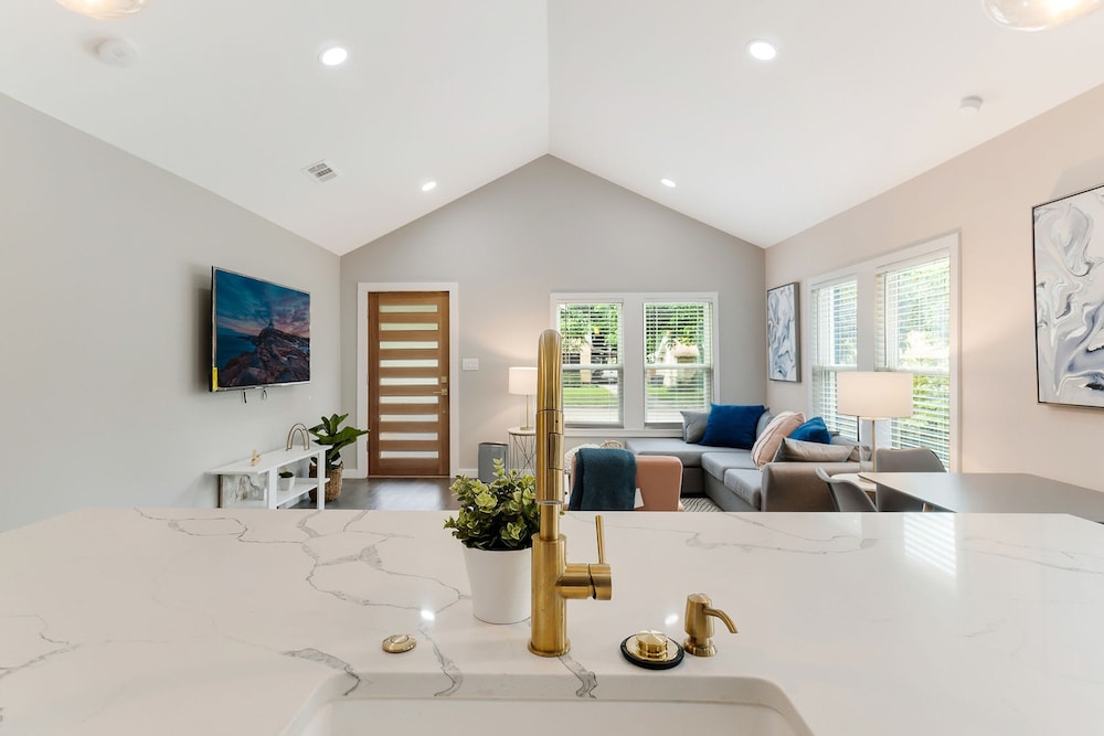 Luxury Townhome Pet Friendly