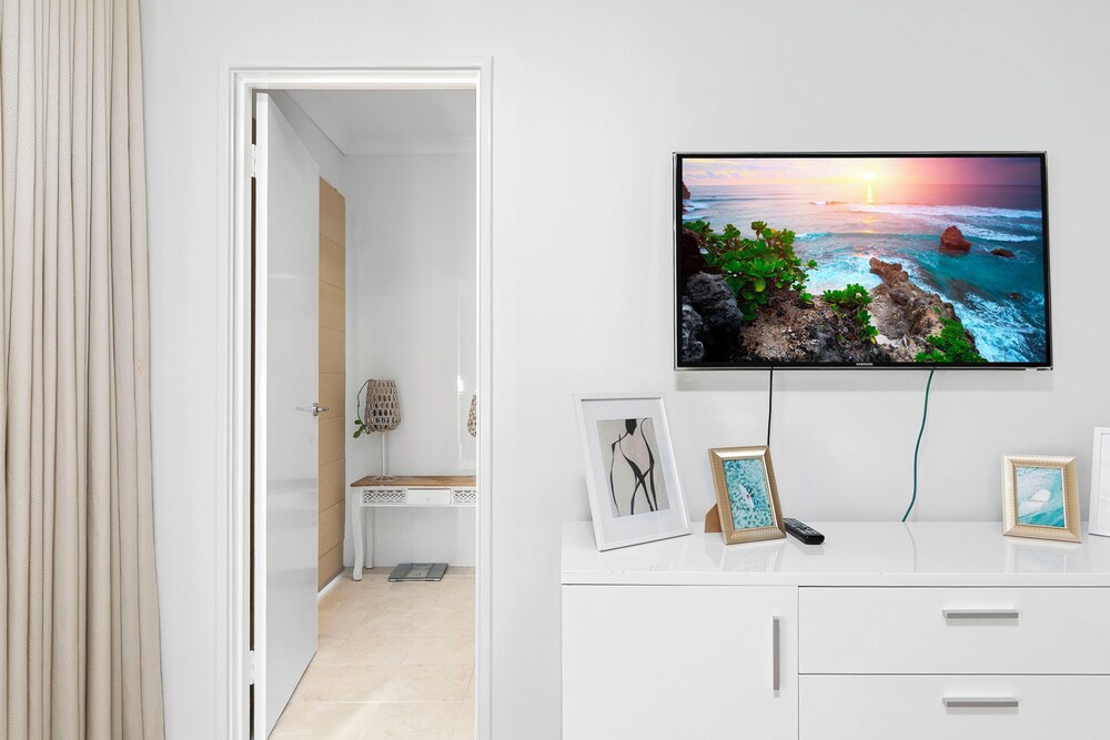 Walk to Beach Coastal Home in Coogee