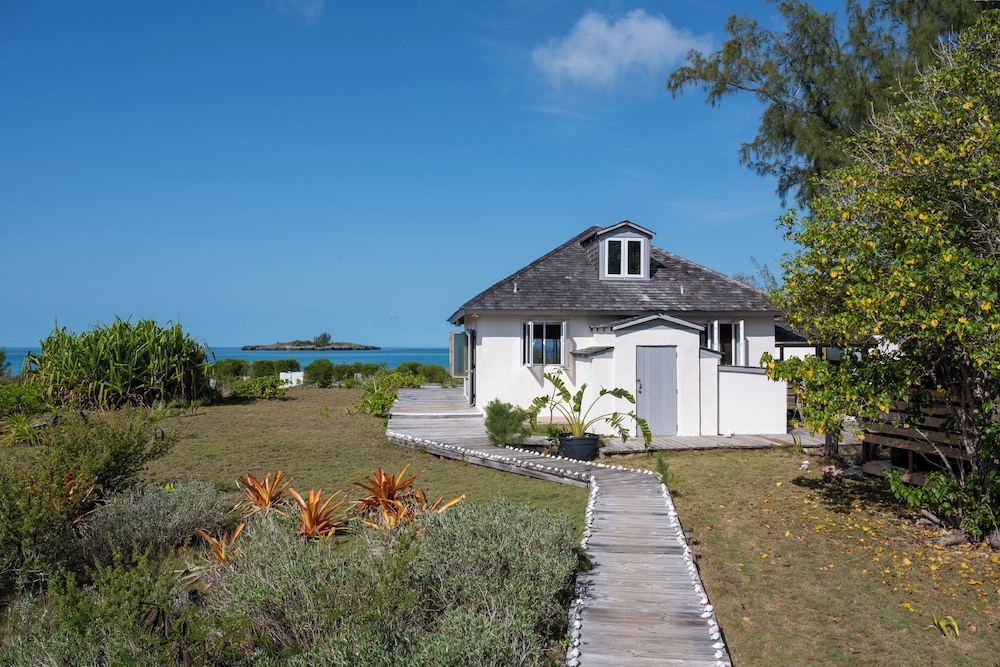 Pink Sands Retreat: Secluded Estate With Pool