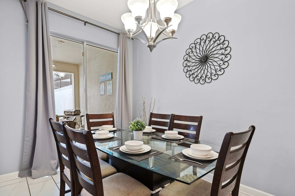 Spacious 4BR Townhome With Pool at Storey Lake