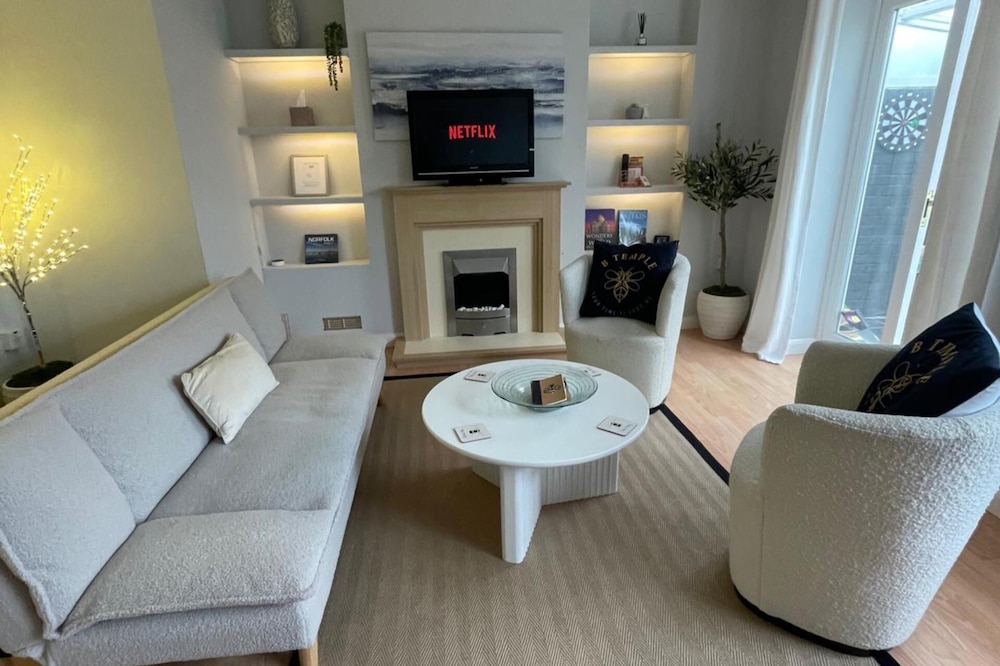 3 Bed House - Sleeps 5 - Garden - Parking - Wifi