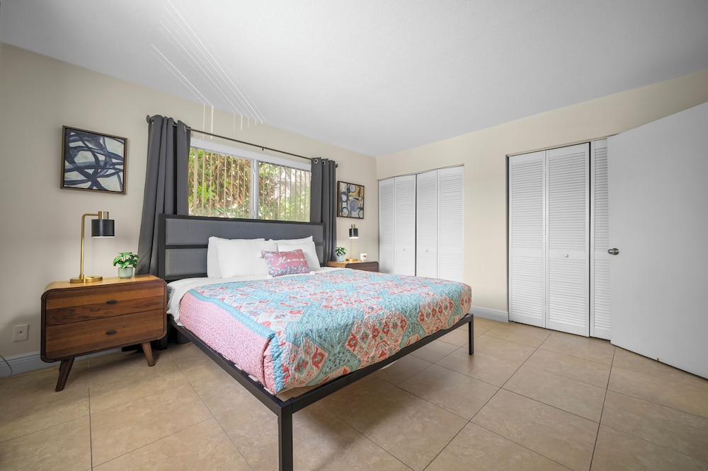 Coco Palms Apartments By Lowkl view 2