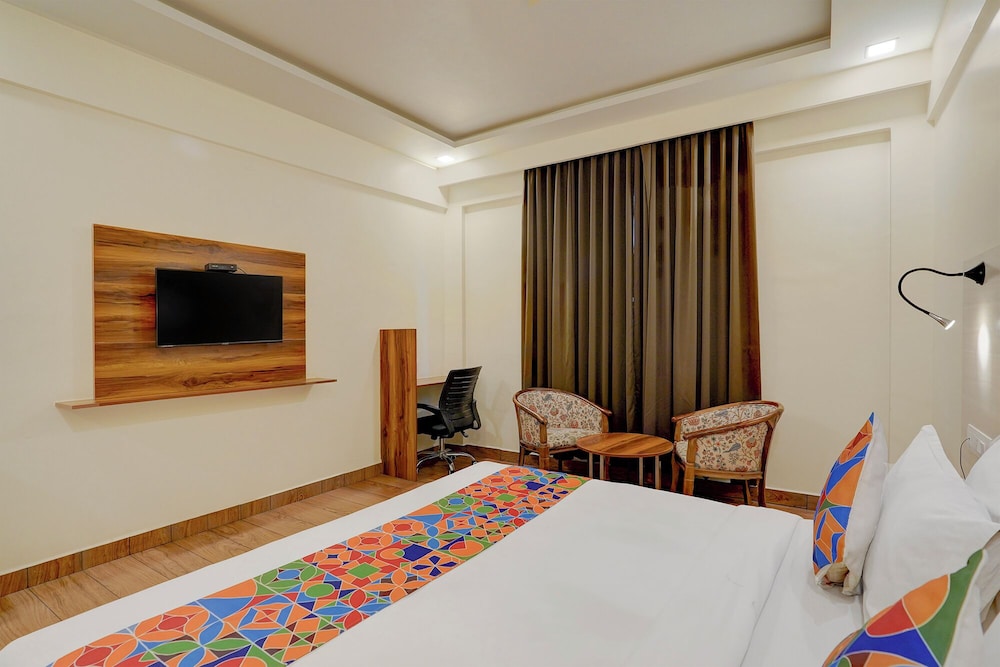Fabhotel East Land