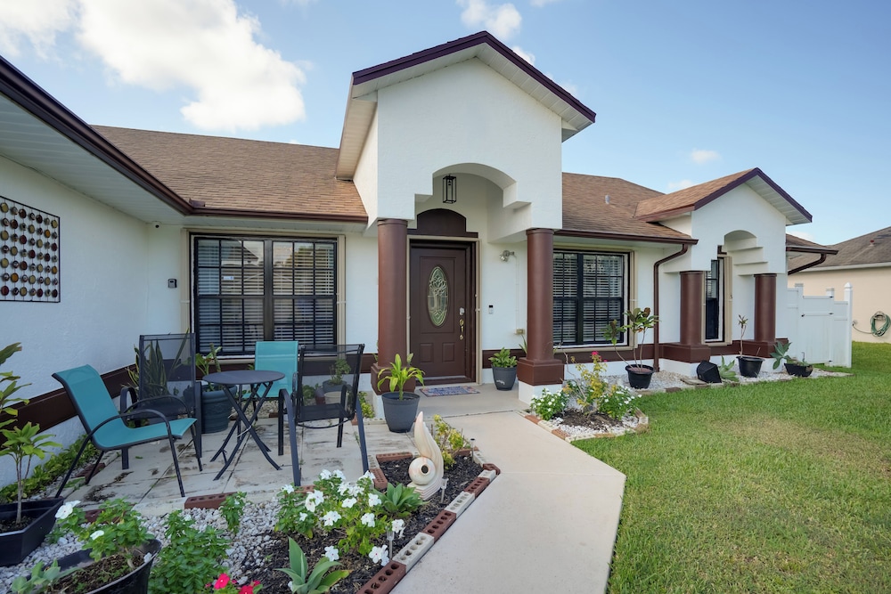 Outdoor Relaxation! Port St Lucie Family Home