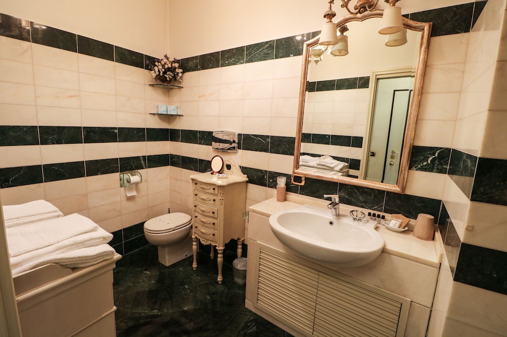 Rome King Suite