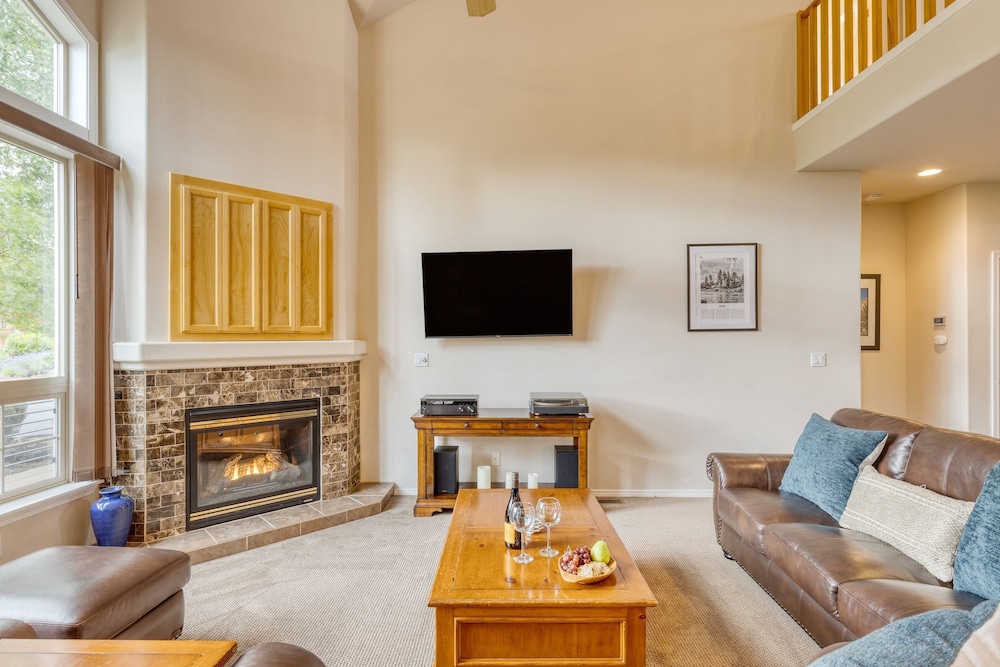 Forest Ridge Loop by Avantstay Hot Tub Private Community Amenities
