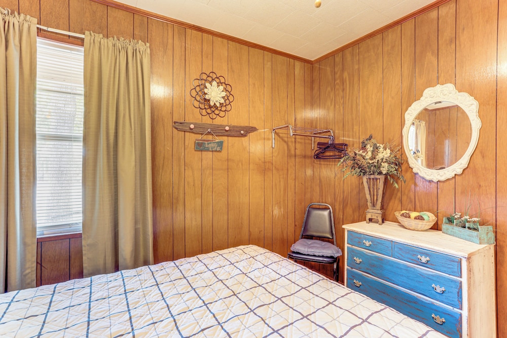 Shared Dock & Yard: Greers Ferry Lake Home!