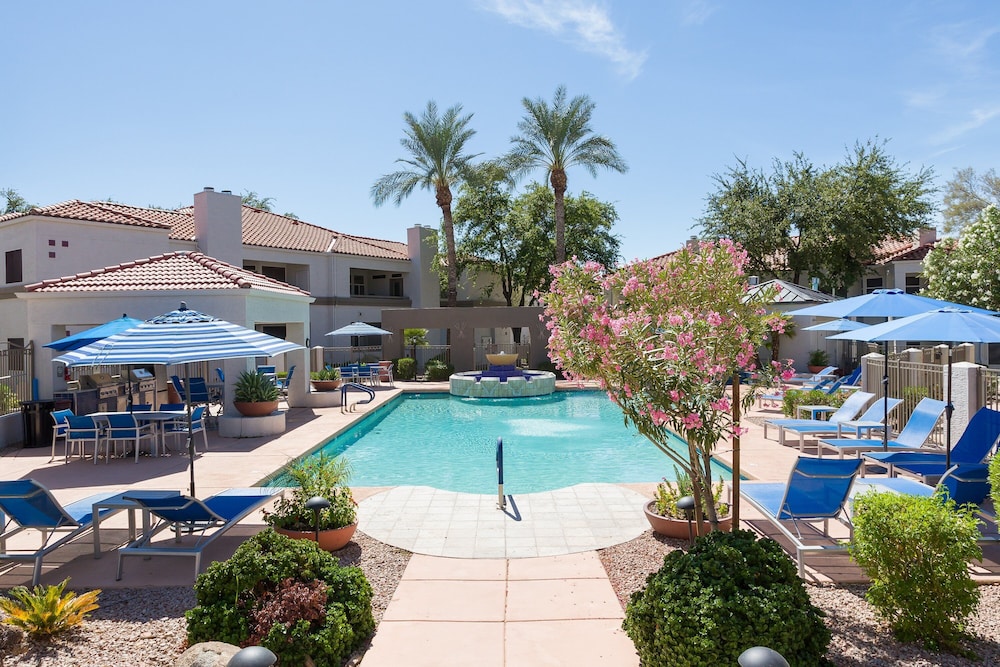 Solace - Community Pool & Gym -walk to Restaurants