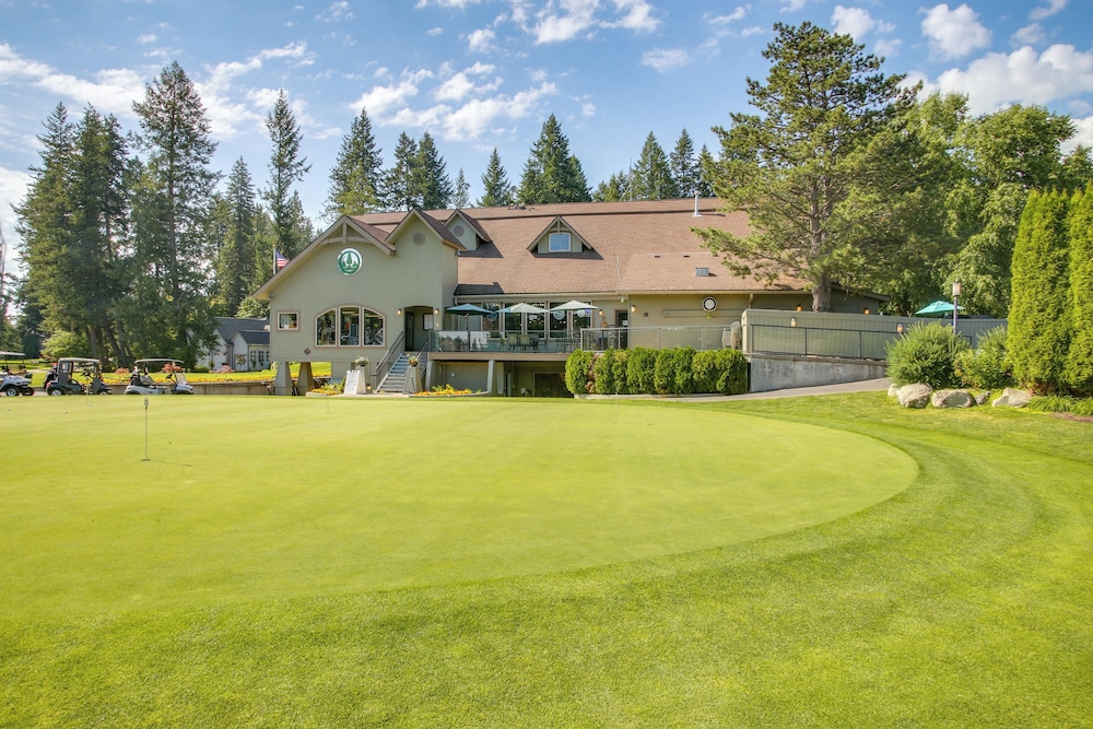 Twin Lakes Retreat: Lake, Pool & Golf Access!